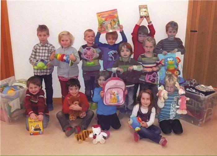 Die Kinder mit ihren originellen Spenden.Kindertagesstätte „Kunterbunt“