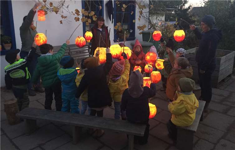 Die Kinder mit ihren selbstgebastelten Laternen.Foto: privat