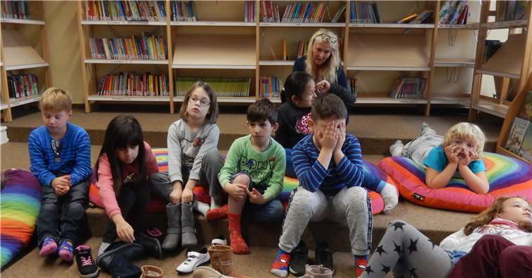 Die Kinder mit ihrer Klassenlehrerin Christina Thiel gehören gespannt zu. Fotos: RU