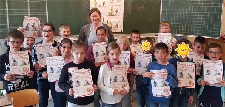 Die Kinder mit ihrer Tierschutz-Urkunde.Foto: privat