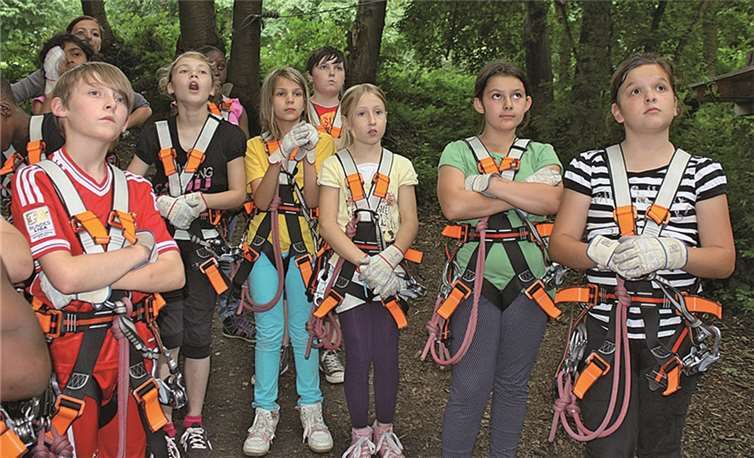 Die Kinder mussten aufmerksam den Belehrungen des Trainers lauschen. Privat