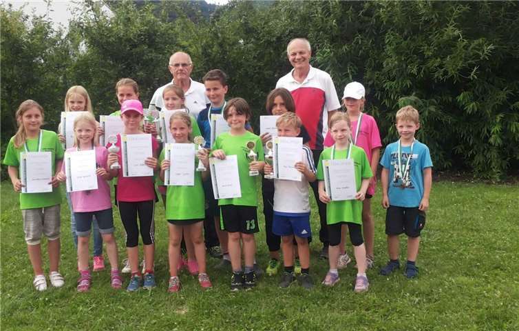 Die Kinder nach der Siegerehrung freuten sich über die gewonnenen Pokale bzw. Medaillen und Urkunden.privat