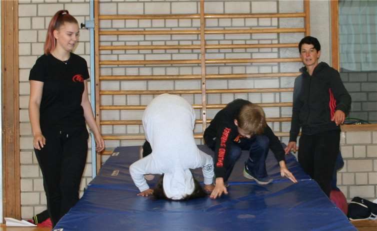Die Kinder nahmen die Möglichkeit zum Turnen bei Selina Hahn(links) und Sonja Göldner (rechts) gerne an.