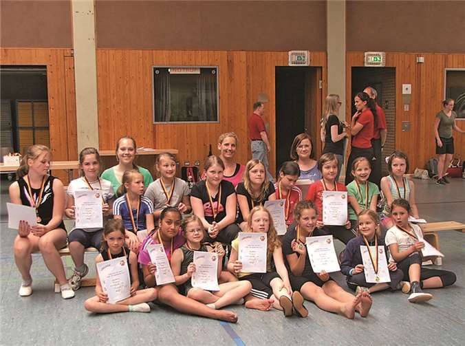 Die Kinder nahmen erfolgreich am Gau- Kinder- und Jugendturnfest statt und präsentieren ihre Urkunden. privat