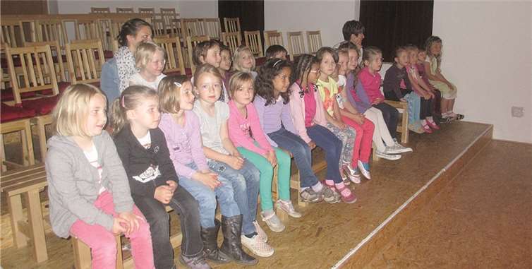 Die Kinder nahmen gespannt in den vorderen Bänken Platz.Privat