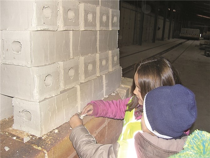 Die Kinder nahmen neugierig an der Führung durch die Kärlicher Ton- und Schamottewerke teil.privat