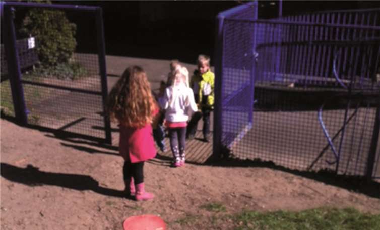 Die Kinder packten tatkräftig an, um ihre Kita vom Schmutz zu befreien. privat