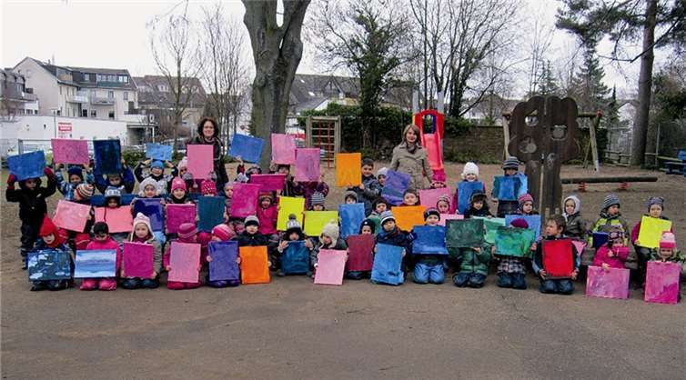 Die Kinder präsentieren ihre Kunstwerke.privat