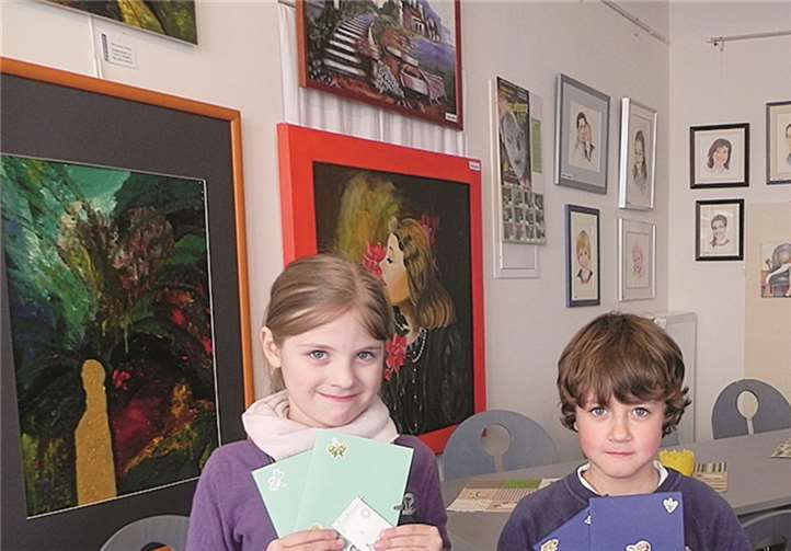 Die Kinder präsentieren ihre selbst gebundenen Werke.privat