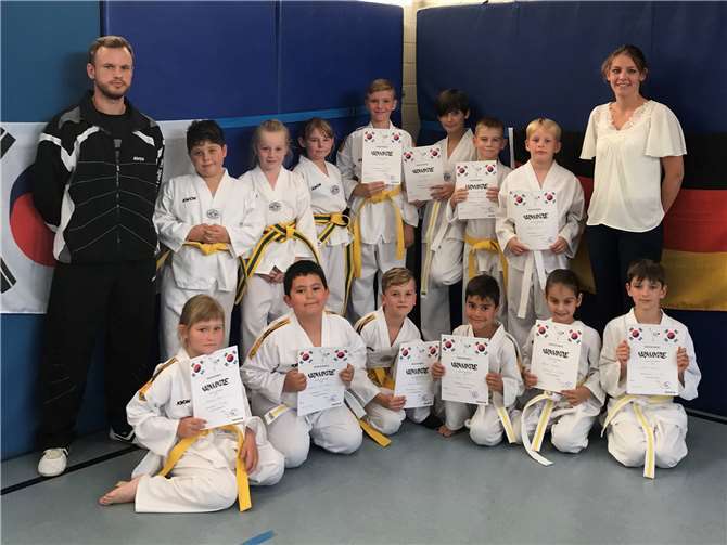 Die Kinder präsentieren mit Stolz ihre Urkunden. Fotos: privat