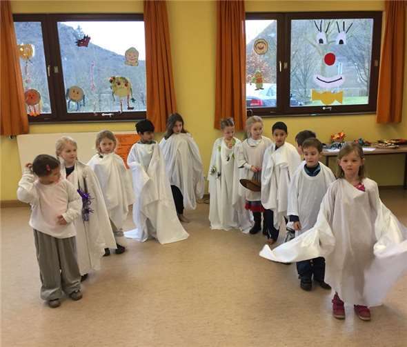 Die Kinder präsentierten den Möhnen ihren Gespenstertanz. Privat