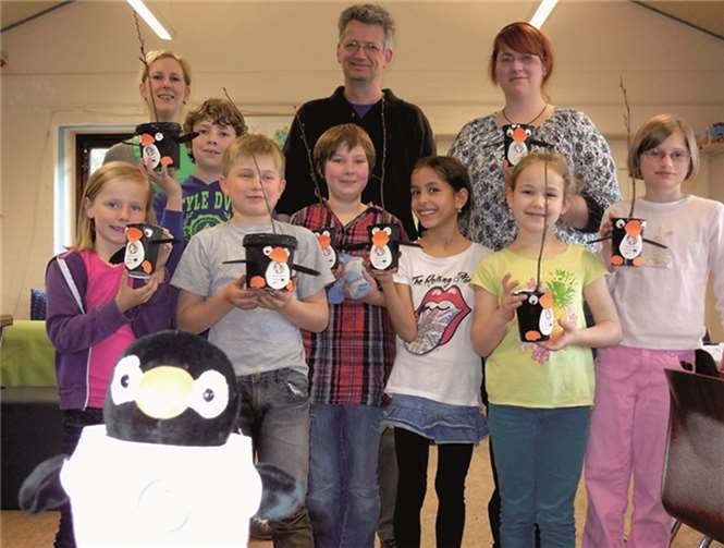 Die Kinder präsentierten stolz das Ergebnis ihrer Arbeit: neue Freunde für Ping den Pinguin.privat