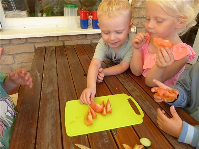 Die Kinder probierten ihre Ernte.