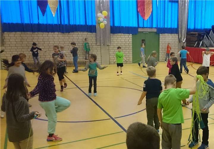 Die Kinder probierten verschiedene Sprungvariationen aus.