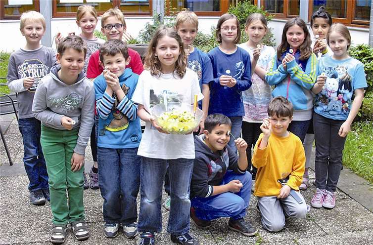 Die Kinder richteten einen schmackhaften Gänseblümchen, Löwenzahn-, Kartoffelsalat an