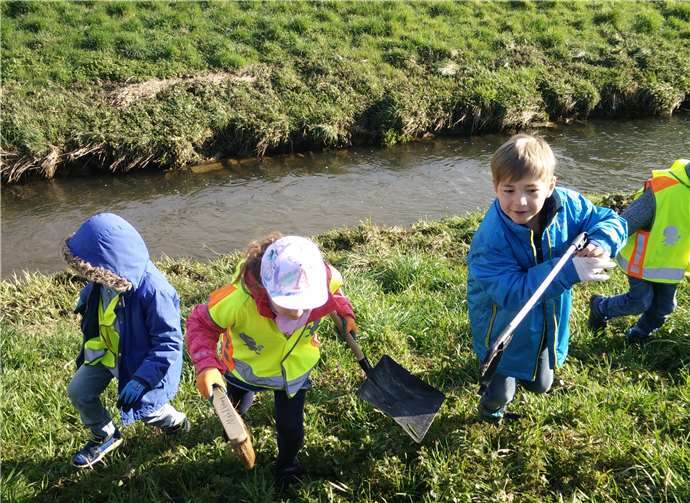Die Kinder säuberten Wiesen und Wege.