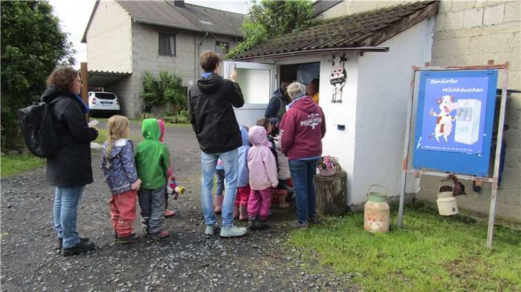 Die Kinder sahen zu, wie die frische Milch aus dem Milchhäuschen gezapft wurde.