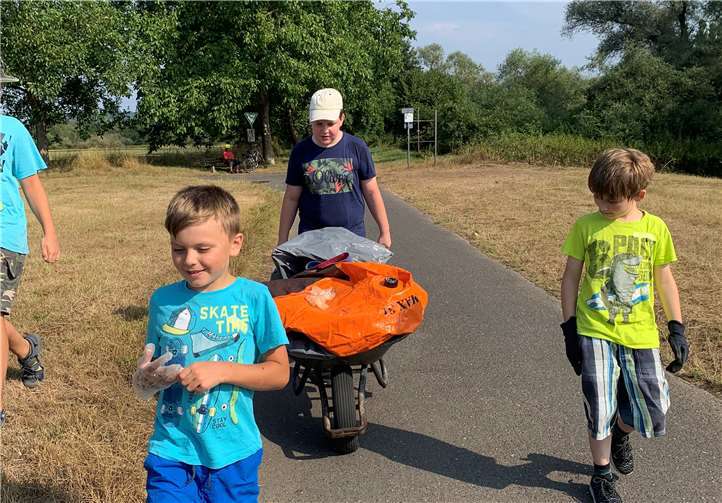 Die Kinder sammelten den Müll im Bereich des Sinziger Rheinufers.