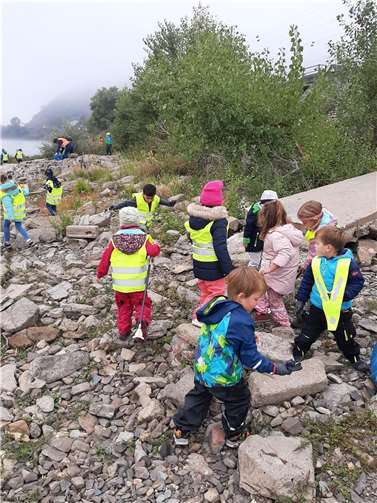 Die Kinder sammelten fleißig fünf Säcke voll Unrat. Quelle: Evangelische Kindertagesstätte Feldkirchen