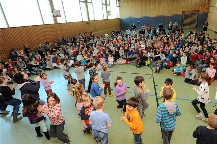 Die Kinder sangen Frühlingslieder und tanzten beim Frühlingsfest in der AloisiusschuleFix