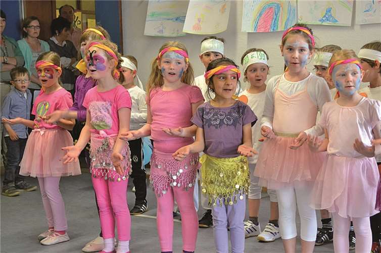 Die Kinder sangen einige Lieder und begleiteten diese mit Bewegungen. privat