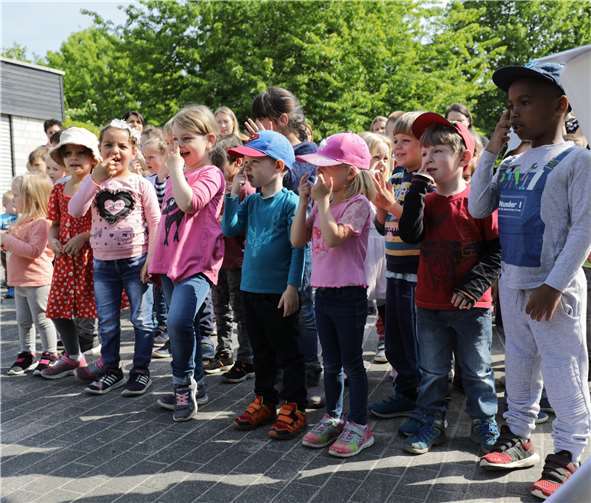 Die Kinder sangen für die Gäste ein Lied.