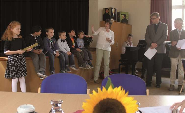 Die Kinder sangen gemeinsam ein Begrüßungslied und führten ein kleines Theaterstück auf.privat