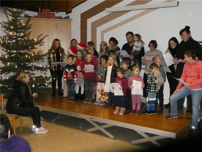 Die Kinder sangen schöne Weihnachtslieder auf der Seniorenweihnachtsfeier.  Foto: Martin Sandmann