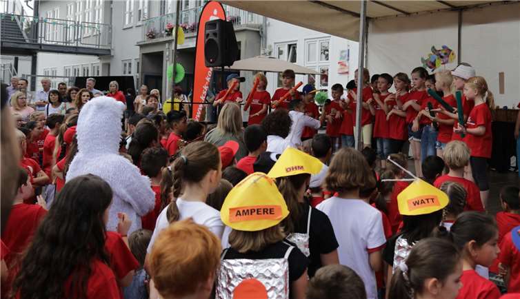 Die Kinder sangen und tanzten auf und vor der Bühne.-CEW-