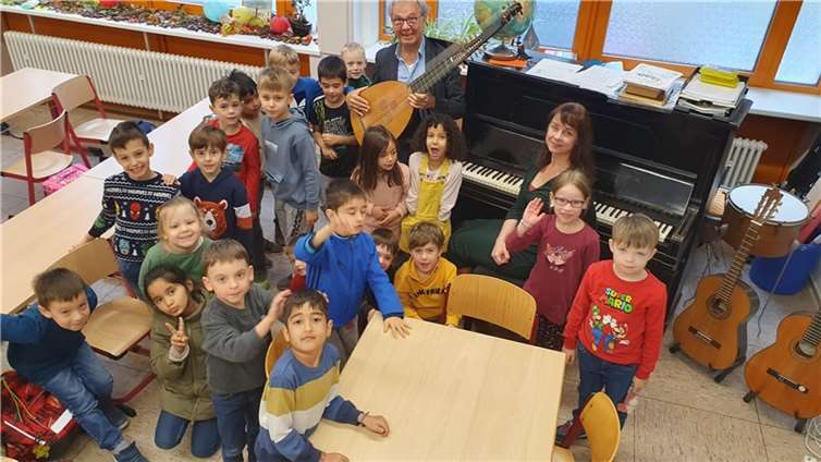 Die Kinder sangen zusammen mit Herrn Wolf „Der Herbst ist da“ und einige Martinslieder.  Foto: GS Polch