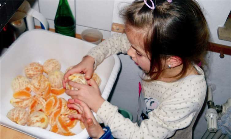 Die Kinder schälten mit großem Eifer das Obst.privat