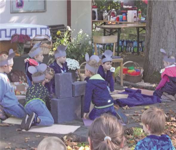 Die Kinder schmückten den Altar liebevoll mit den mitgebrachten Erntegaben.privat
