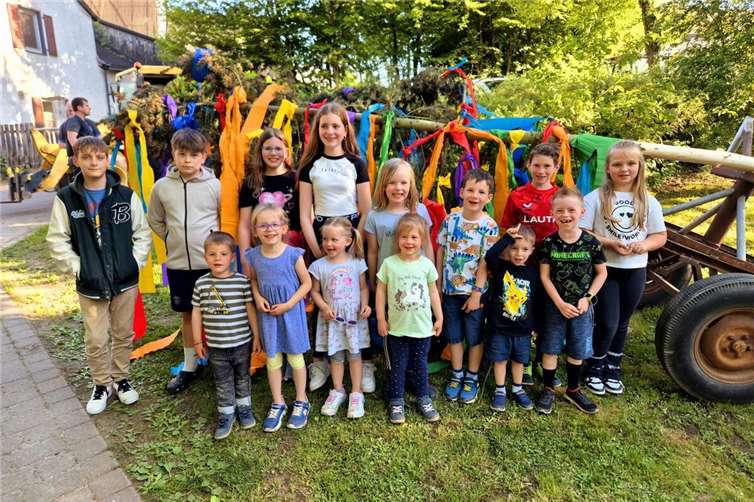 Die Kinder schmückten den Baum.  Fotos: privat