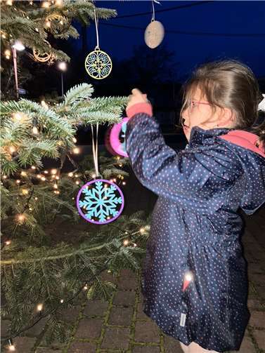 Die Kinder schmückten den Weihnachtsbaum.