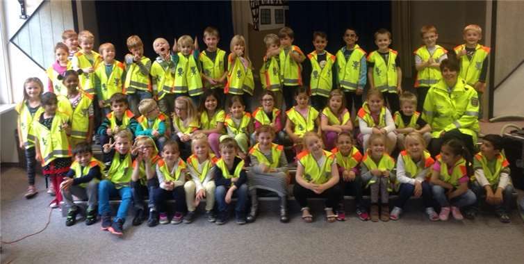 Die Kinder sind dank der Warnwesten für die Autofahrer besser zu sehen, wenn sie morgens im Dunkeln zu Schule gehen. privat