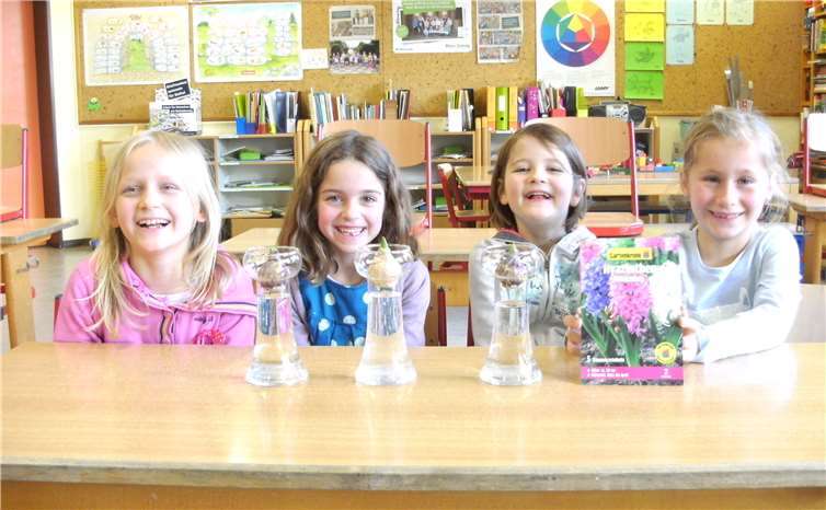 Die Kinder sind gespannt, ob der Versuch klappen wird.privat