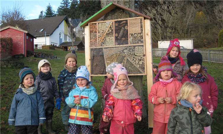 Die Kinder sind stolz auf ihr neues Insektenhotel. Foto: privat
