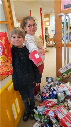 Die Kinder sind stolz auf ihre gesammelten Spenden.Foto: privat