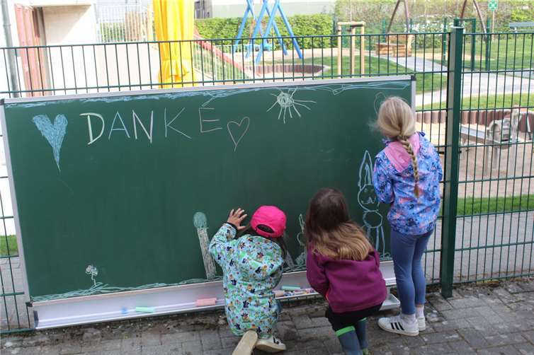 Die Kinder sind überglücklich und bedanken sich für die Tafel.  Foto: privat