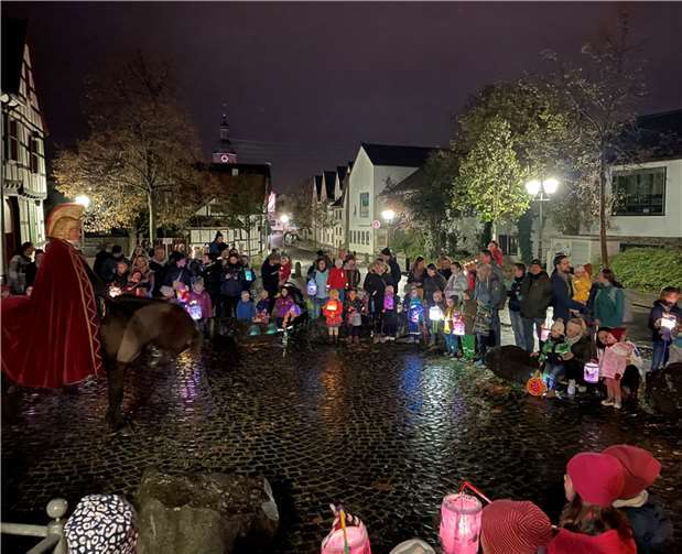 Die Kinder singen Sankt Martin zu Ehren ein Lied vor dem „Hof Raafs“. Foto: privat