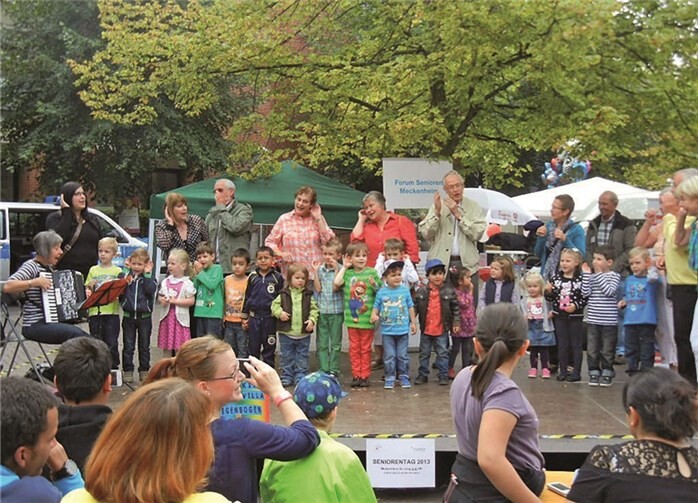 Die Kinder singen gemeinsam mit ihren Erzieherinnen und Singpaten auf dem 5. Meckenheimer Seniorentag.Stadt Meckenheim
