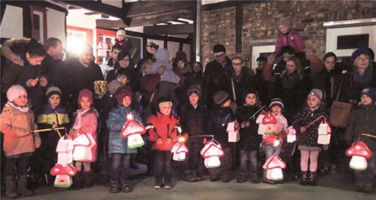Die Kinder singen im Innenhof Martinslieder.privat