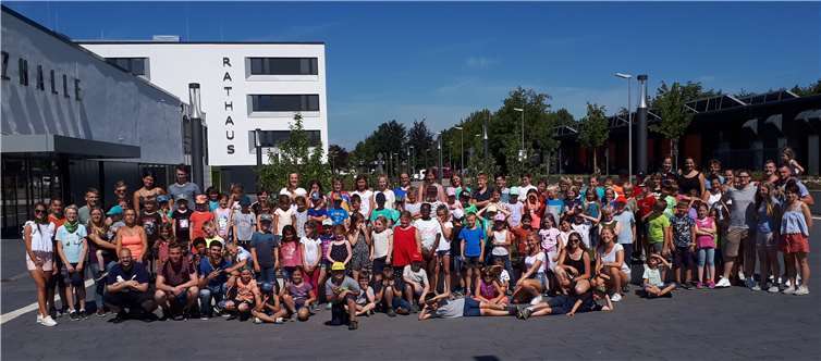 Die Kinder sowie ihre Eltern und die Betreuer freuen sich über die gelungene Ferienfreizeit.Foto: NABU Meckenheim