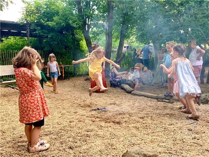 Beginn des Sommers gefeiert Die Kinder spangen unter Aufsicht über das Johannifeuer. Foto: privat
