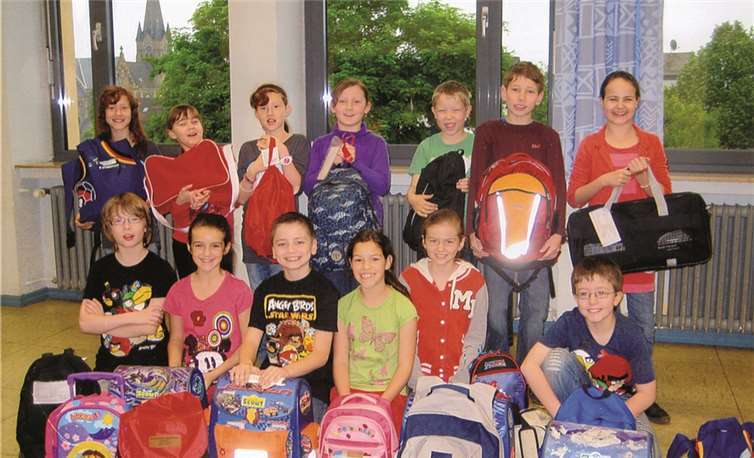 Die Kinder spendeten befüllte Schultaschen, die nach Afrika verschifft werden.privat