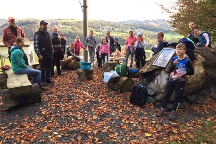 Die Kinder stärken sich nach der getanen Arbeit. Fotos: privat