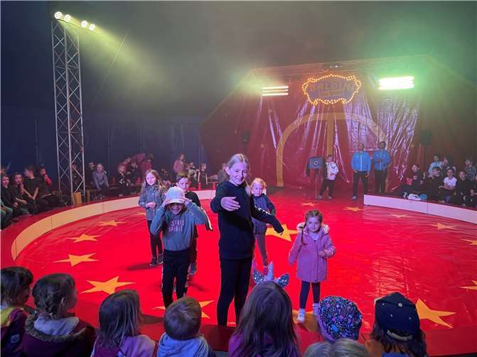 Spaß haben und den Alltag vergessen Die Kinder standen nicht nur im Rampenlicht, sondern auch im Mittelpunkt. f Foto: ROB