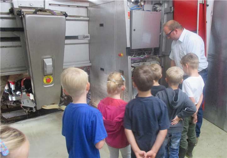 Die Kinder staunen, welche Technik beim Melken eingesetzt wird.