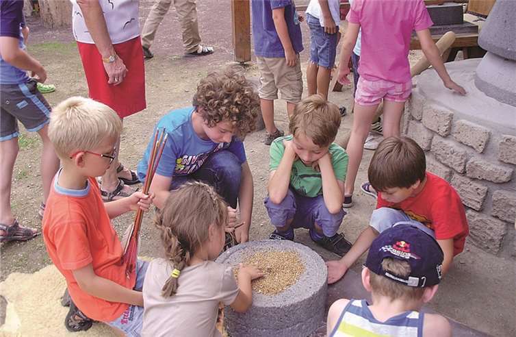 Die Kinder staunen, woher das Mehl für römische Fladenbrote stammt. privat