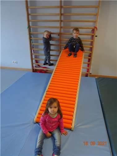 Die Kinder staunten über die Rutsche. Foto: Kiga